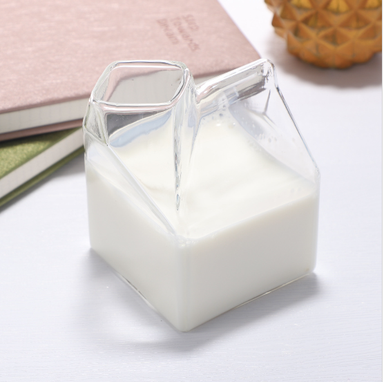 透明なガラスカップで作られた最も美しい飲み物