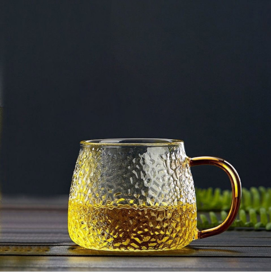 飲むときに透明なワイングラスが必要なのはなぜですか?