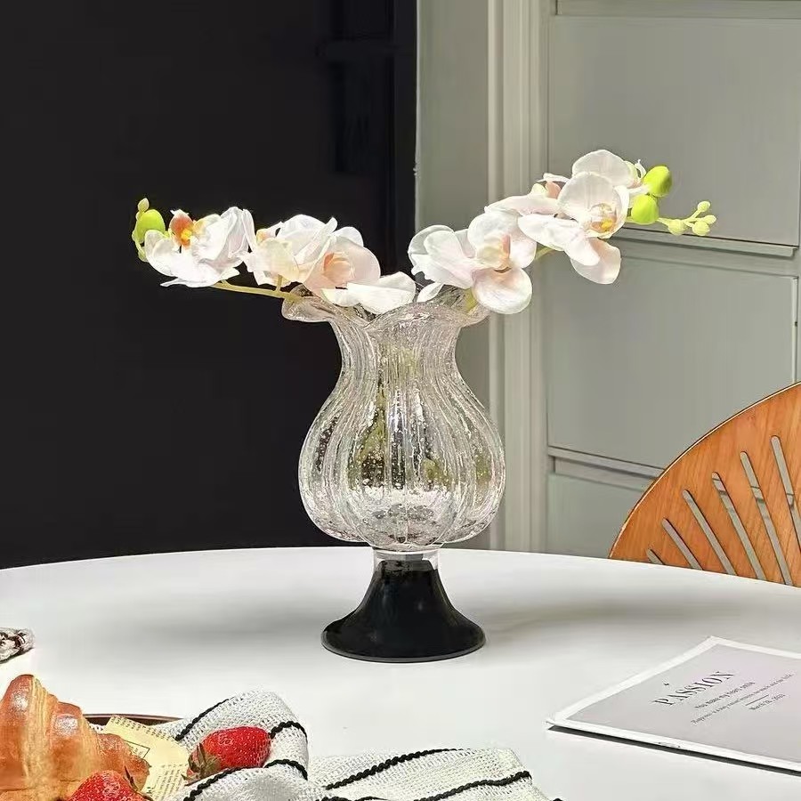 変わった形のガラス花瓶いろいろ