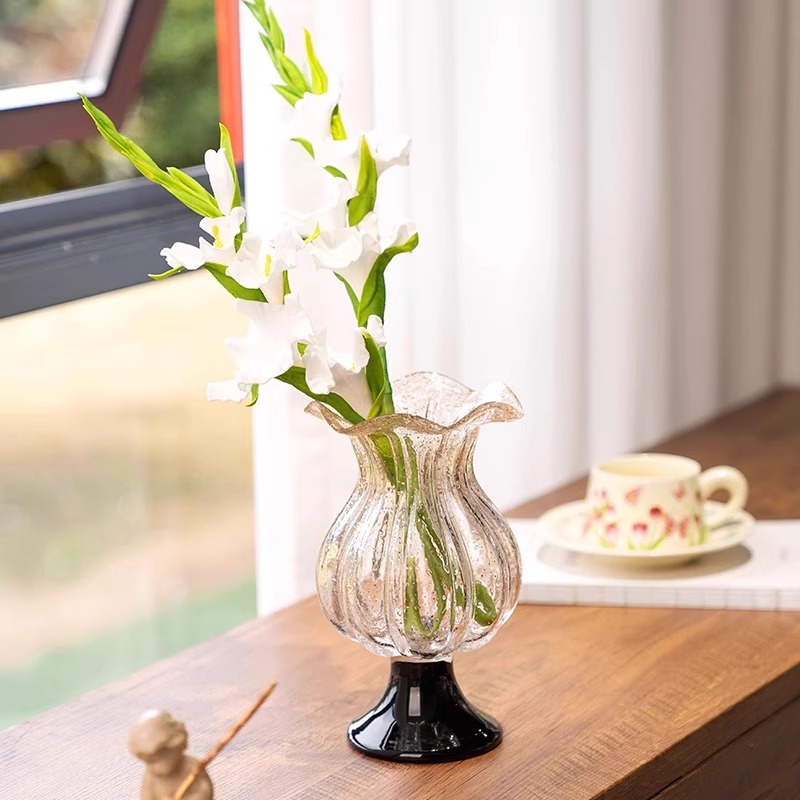 豪華な金斑点のあるヴィンテージスタイルの背の高いガラス花瓶