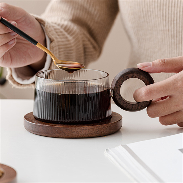 縦模様のガラスのコーヒーカップ